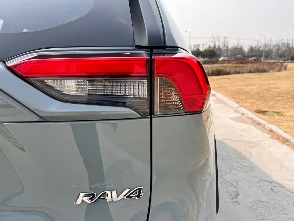 Toyota RAV4 2021 — фото 15