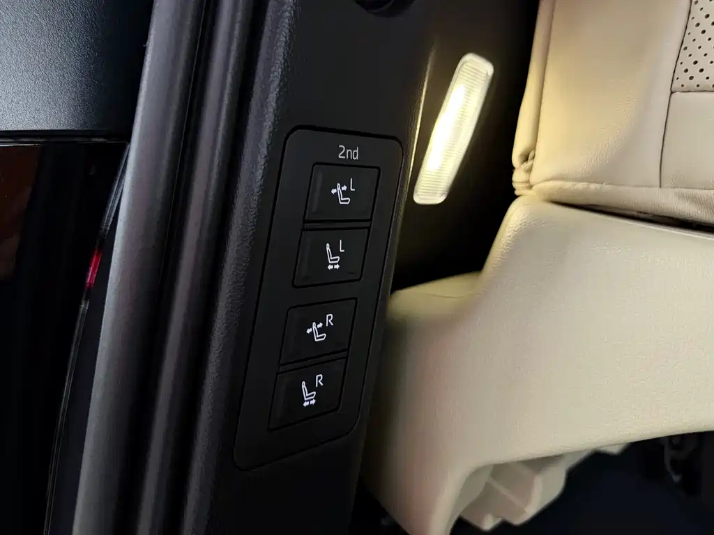 Toyota Alphard — фото 17