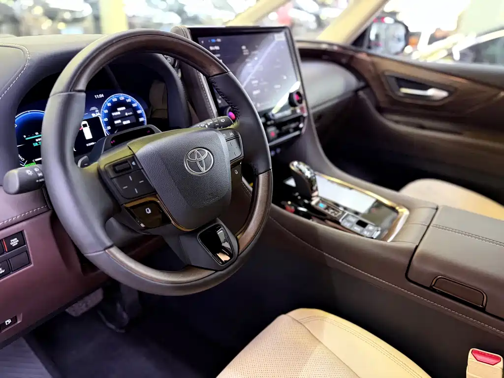 Toyota Alphard — фото 6