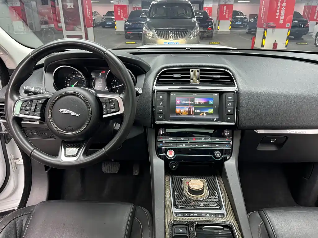 Jaguar F-PACE 2017 — фото 25