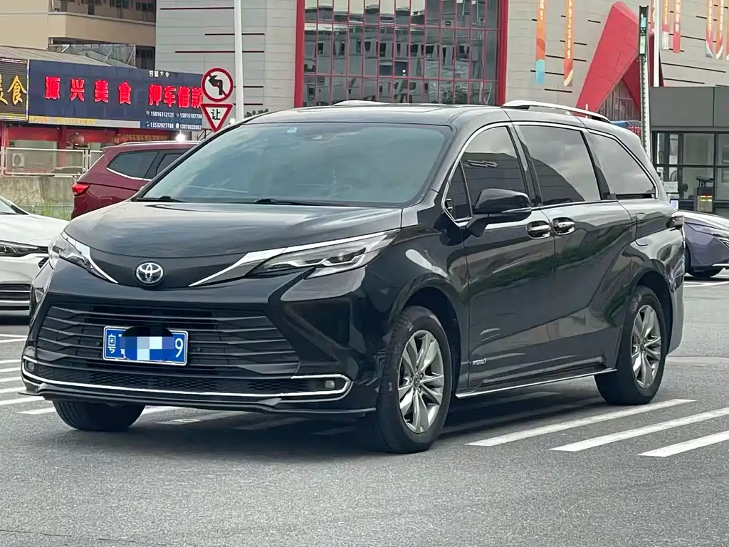 Toyota Sienna 2023 — фото 1
