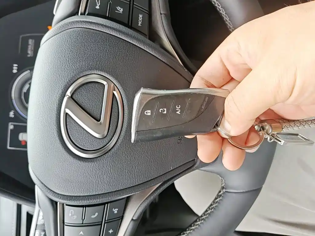 Lexus UX New Energy 2021 — фото 13
