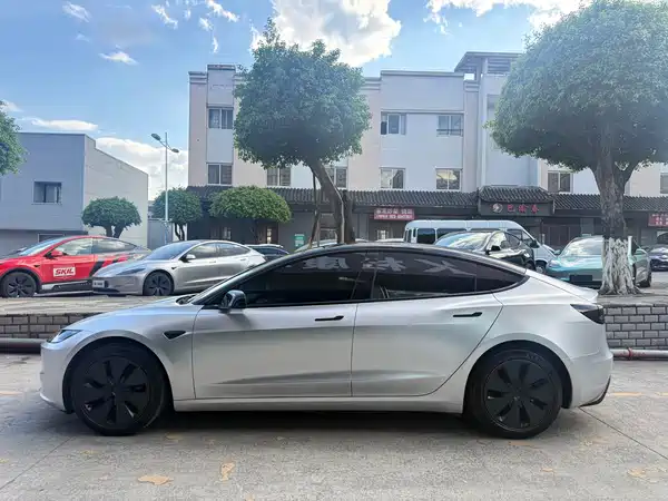 Tesla Model 3 2024