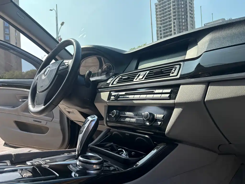 BMW 5 Series 2013 — фото 18