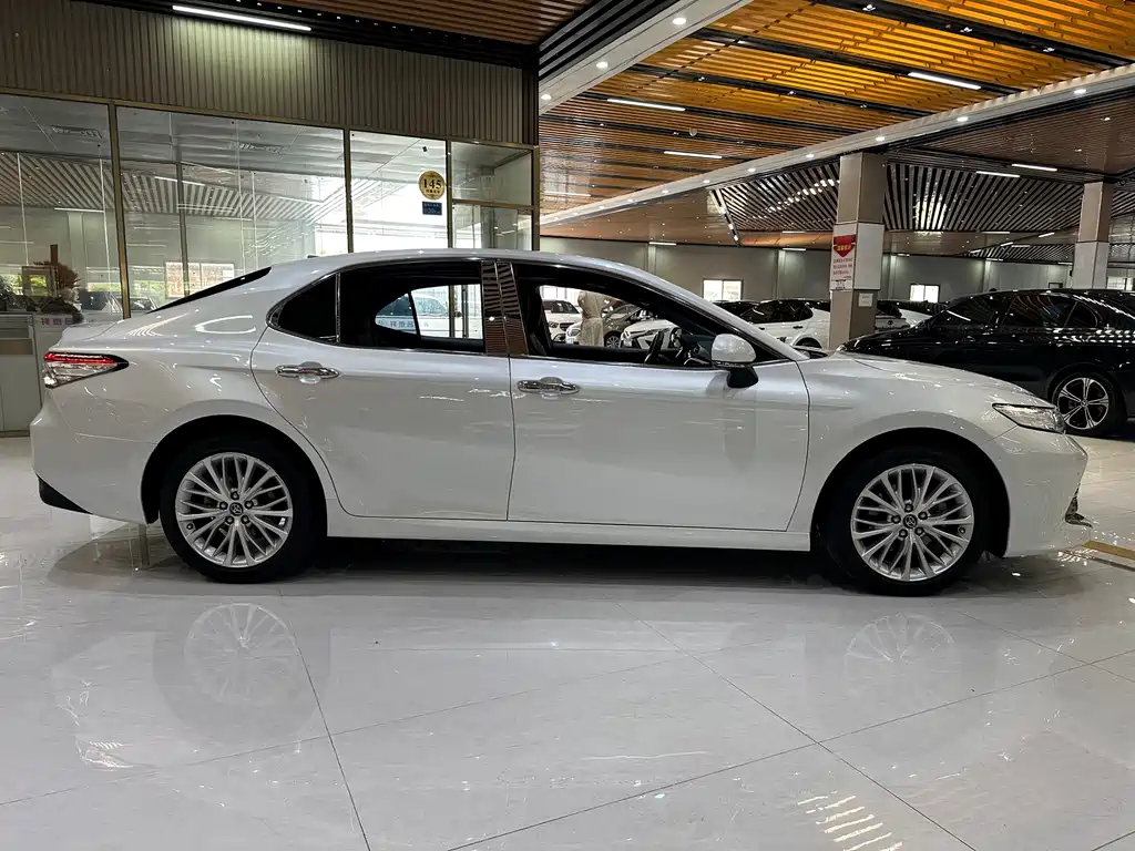 Toyota Camry 2020 — фото 13