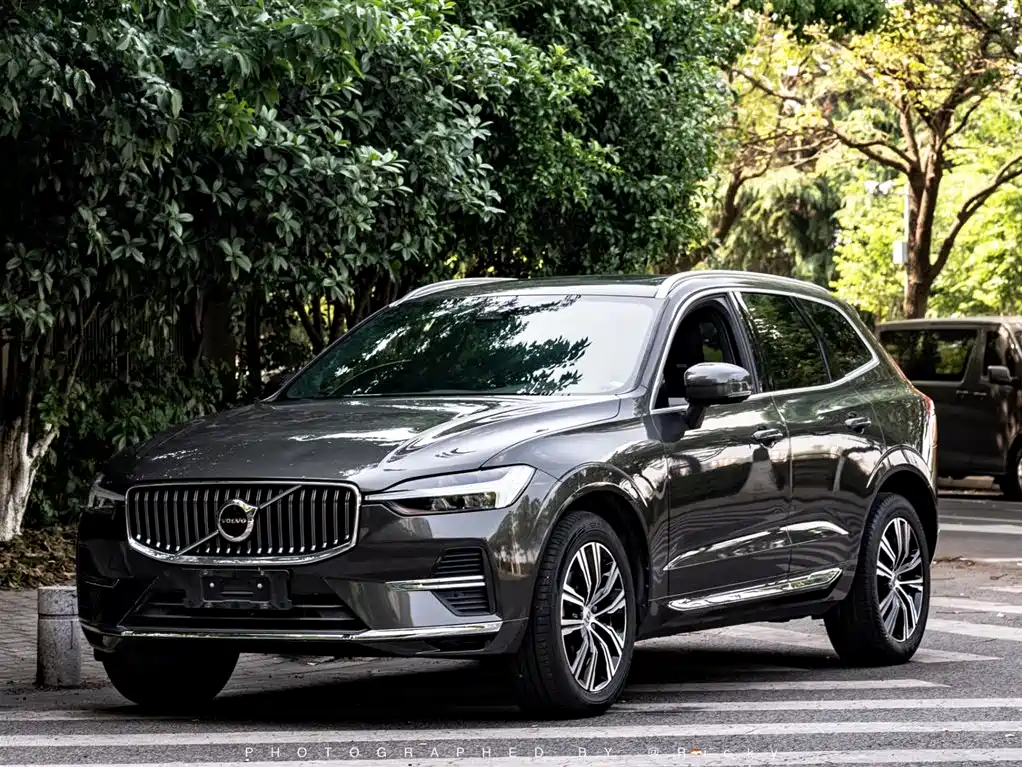 Volvo XC60 2022 — фото 1