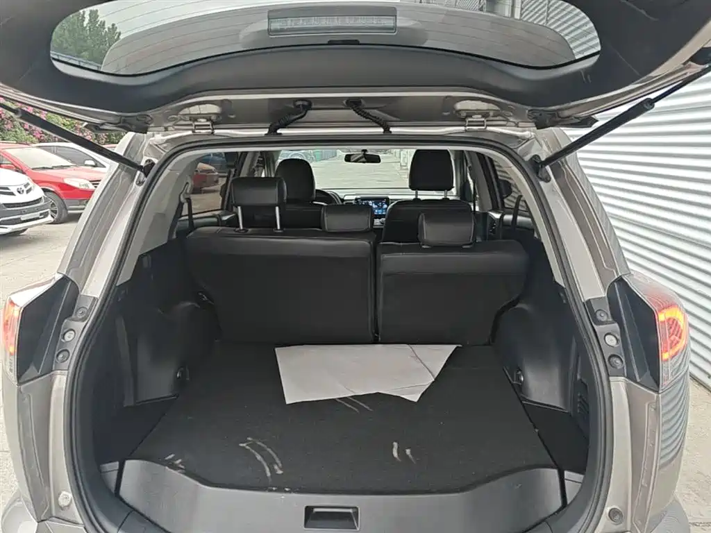 Toyota RAV4 2019 — фото 19