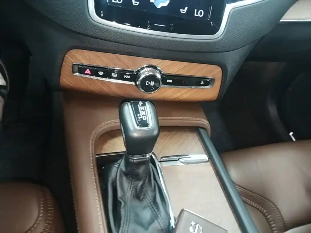 Volvo XC90 2018 — фото 14