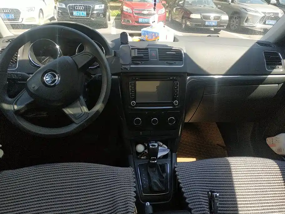 Skoda Yeti 2015 — фото 12