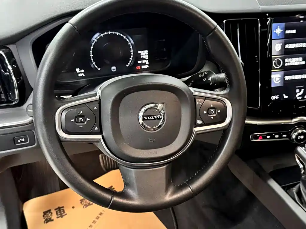 Volvo XC60 2018 — фото 11