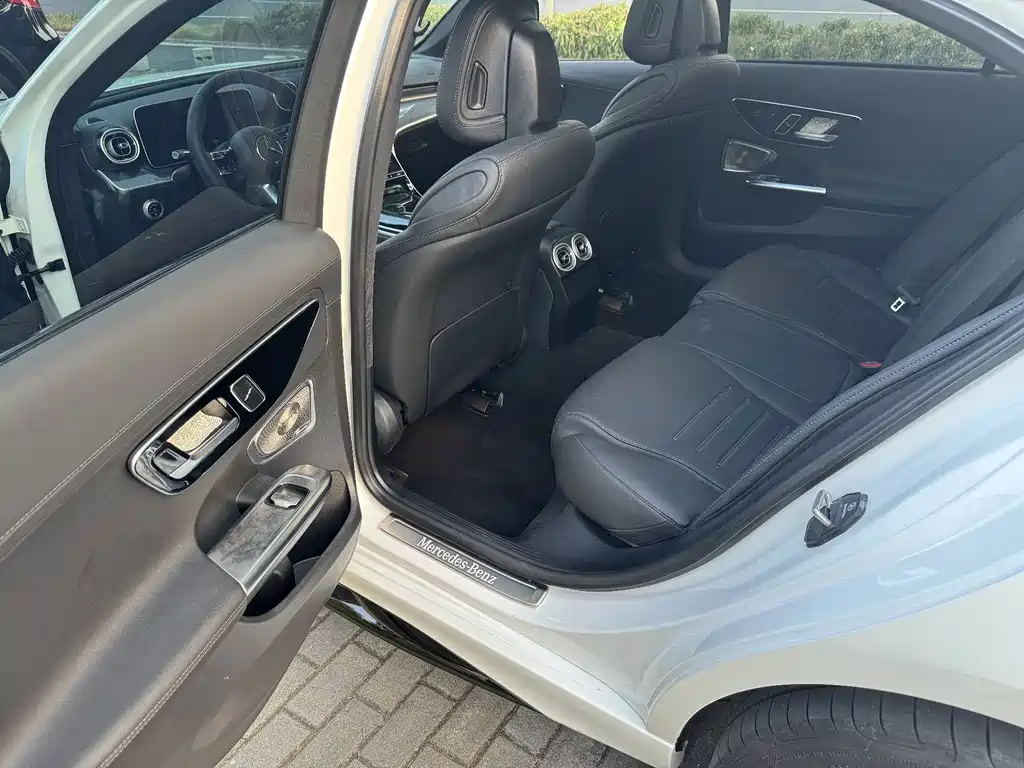 Mercedes-Benz C-Class 2025 — фото 6