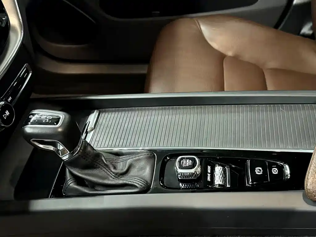 Volvo XC60 2018 — фото 12