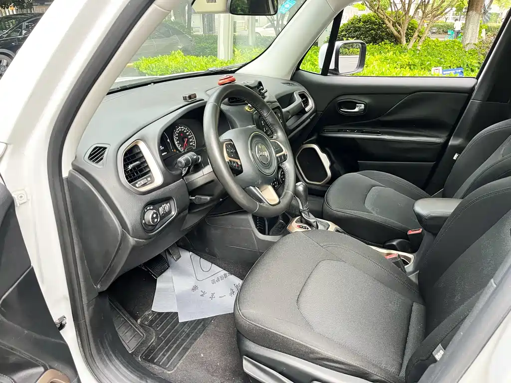 Jeep Renegade 2017 — фото 13