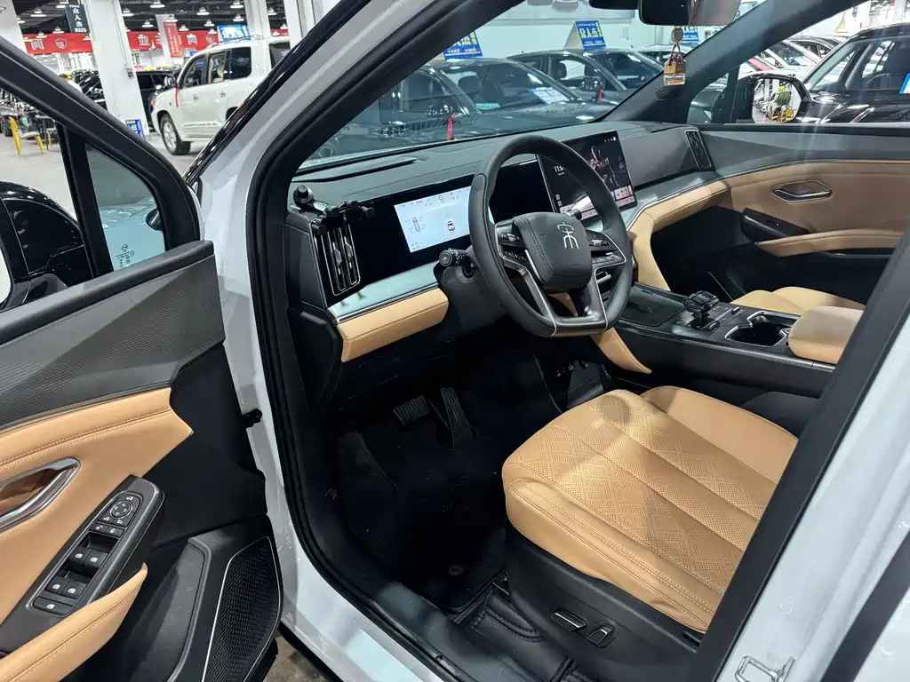 BYD L DM-i 2025 — фото 8