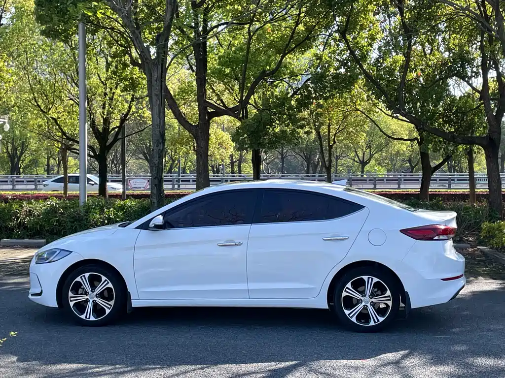 Hyundai Elantra 2019 — фото 10