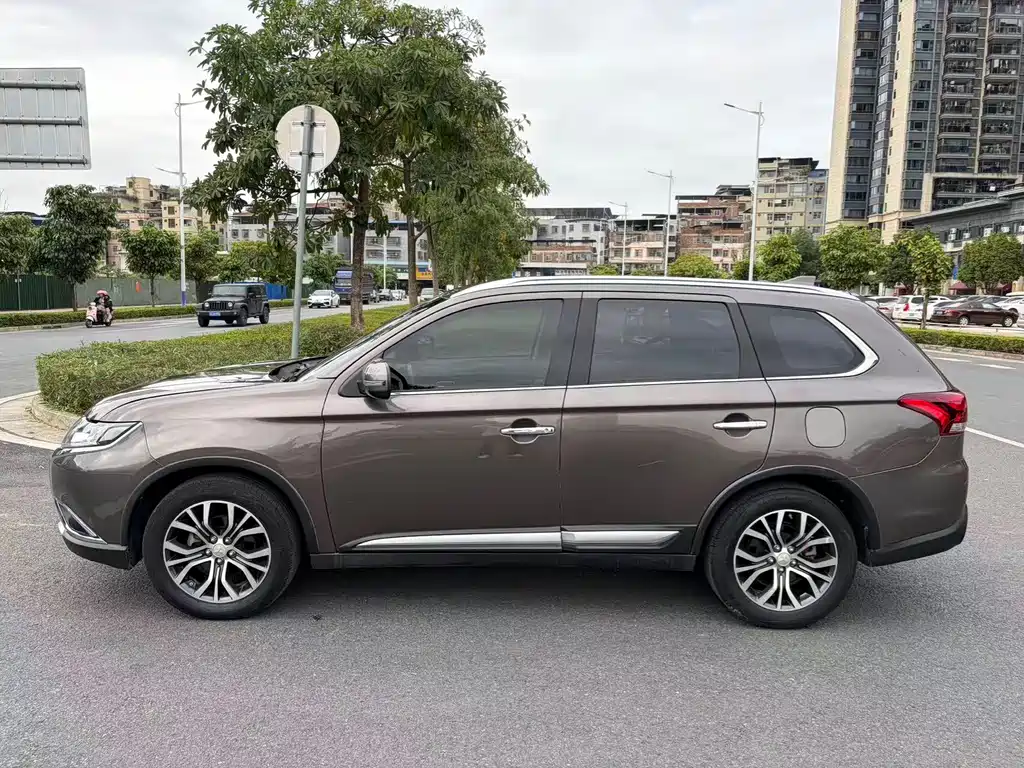 Mitsubishi Outlander 2018 — фото 3