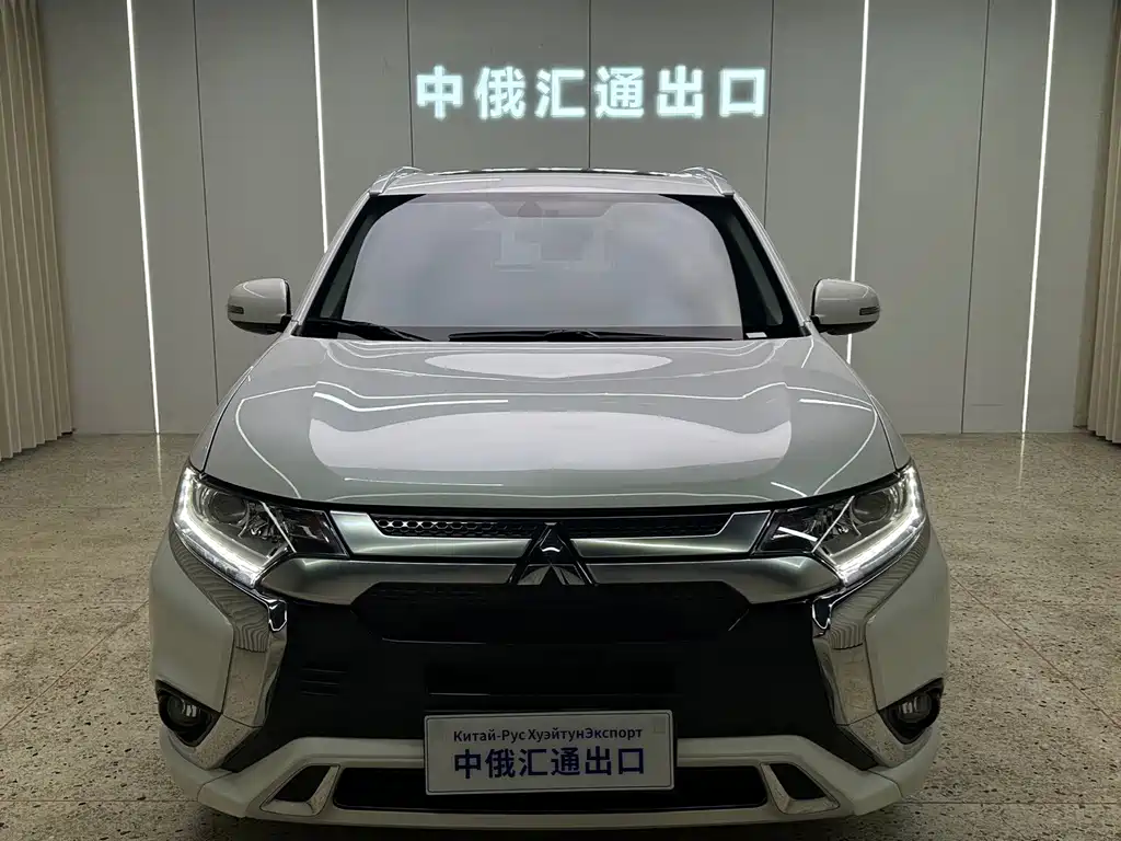 Mitsubishi Outlander 2023 — фото 2