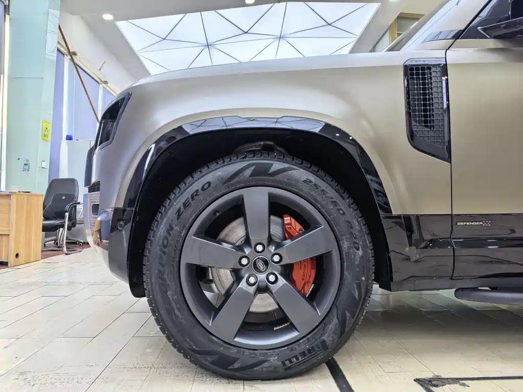 Land Rover Defender 2023 — фото 15
