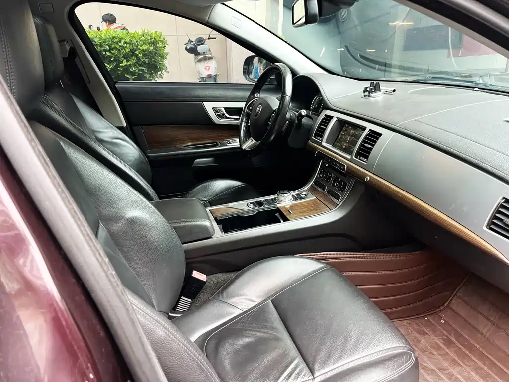 Jaguar XF 2014 — фото 12