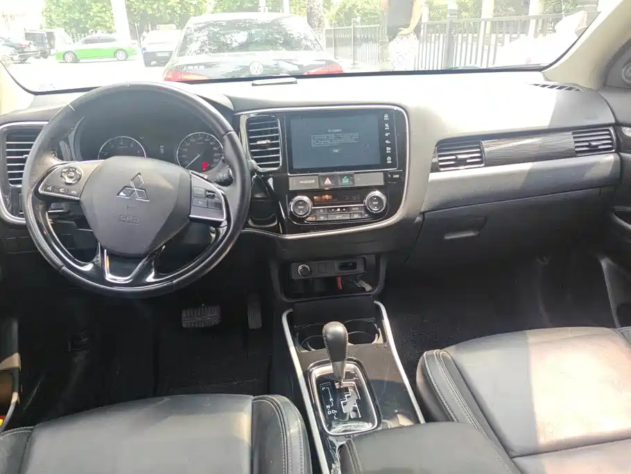 Mitsubishi Outlander 2021 — фото 12