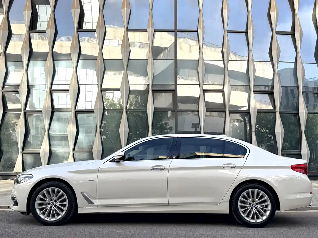BMW 5 Series 2018 — фото 3