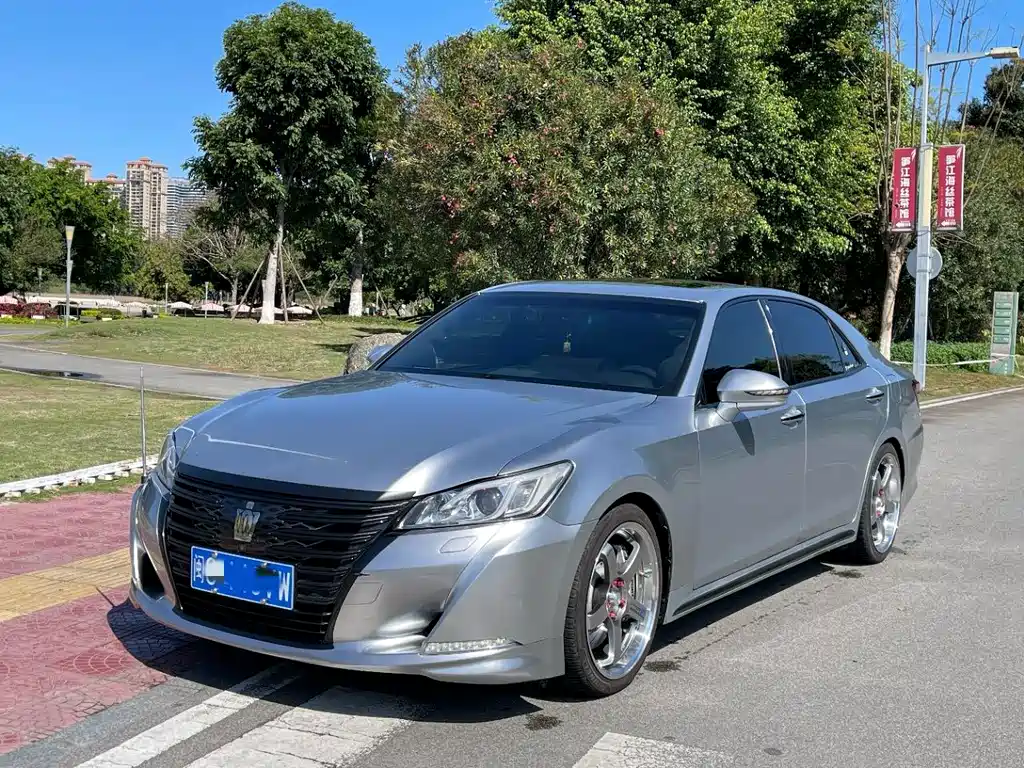 Toyota Crown 2018 — фото 1