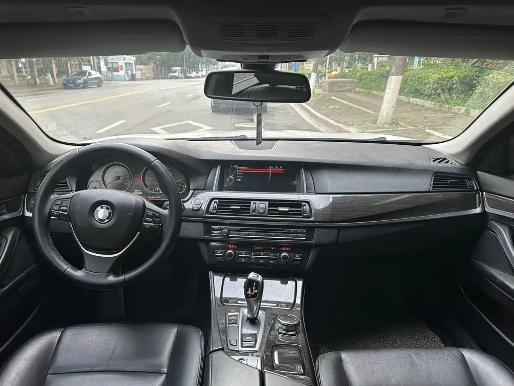 BMW 5 Series 2015 — фото 23