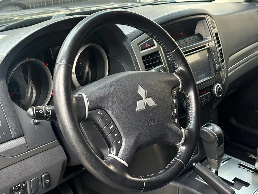 Mitsubishi Pajero 2017 — фото 13
