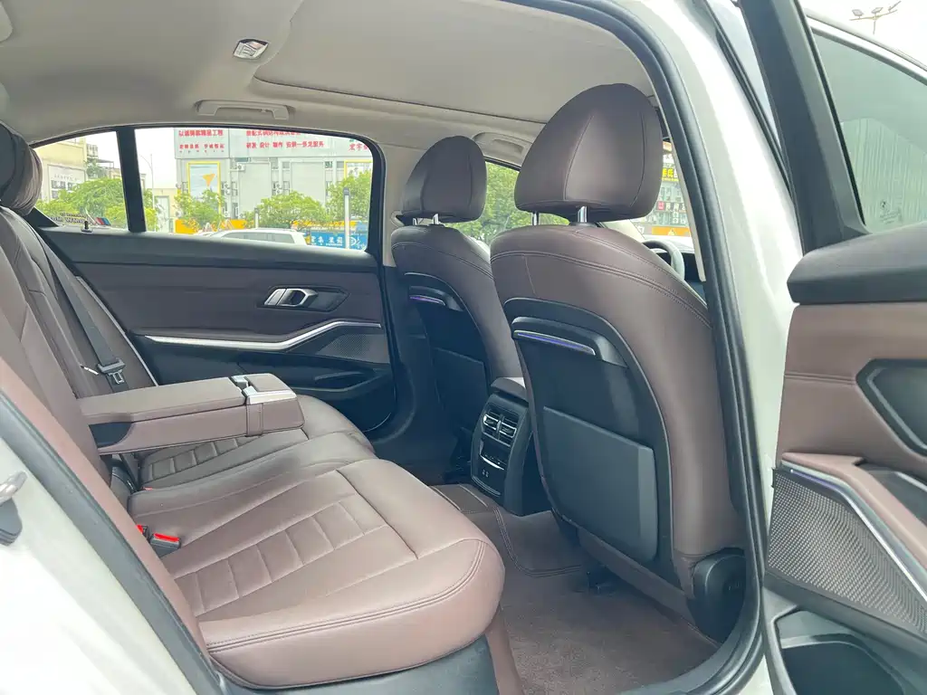 BMW 3 Series 2019 — фото 16