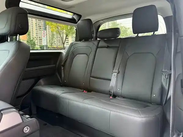 Land Rover Defender 2023