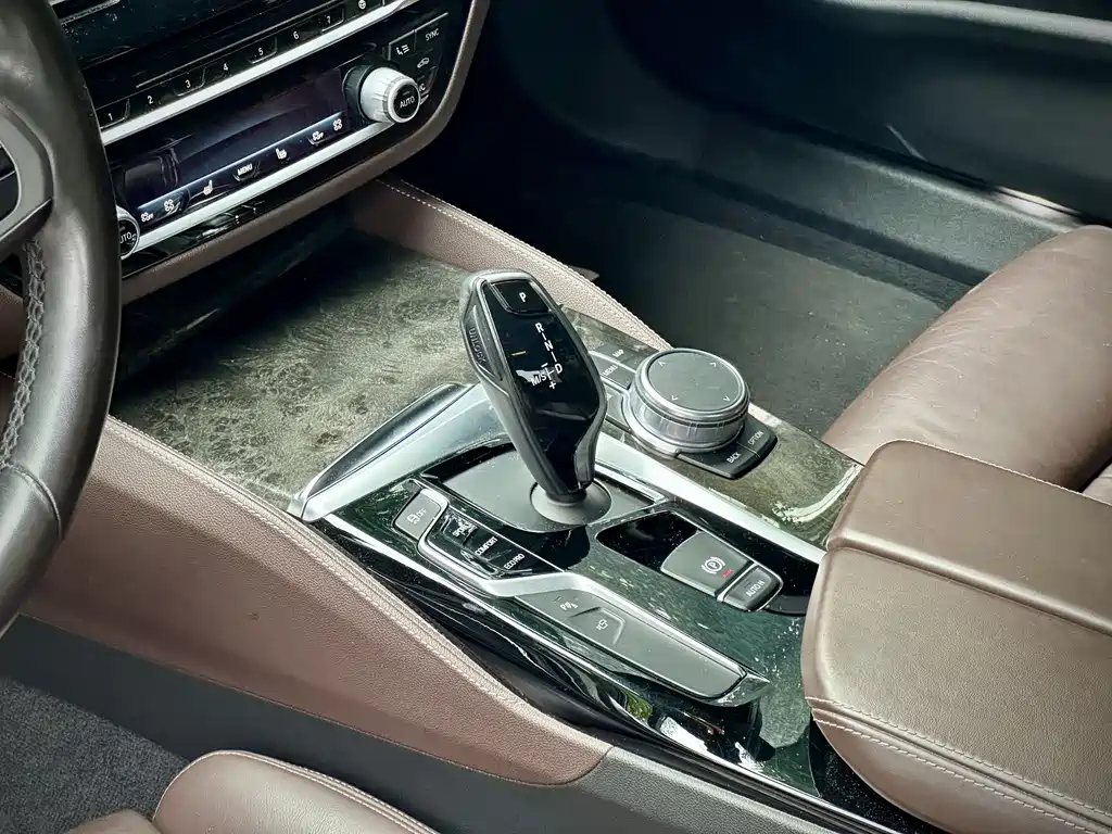 BMW 5 Series 2018 — фото 14