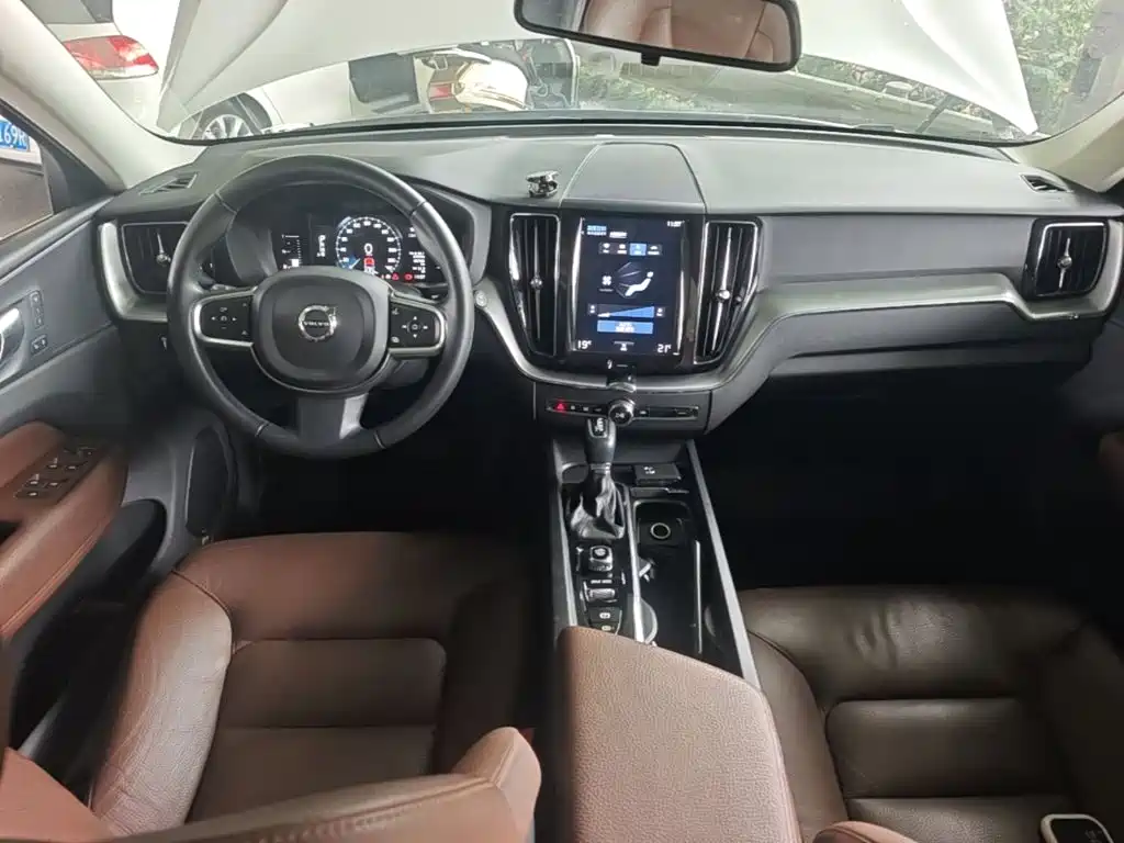 Volvo XC60 2019 — фото 10