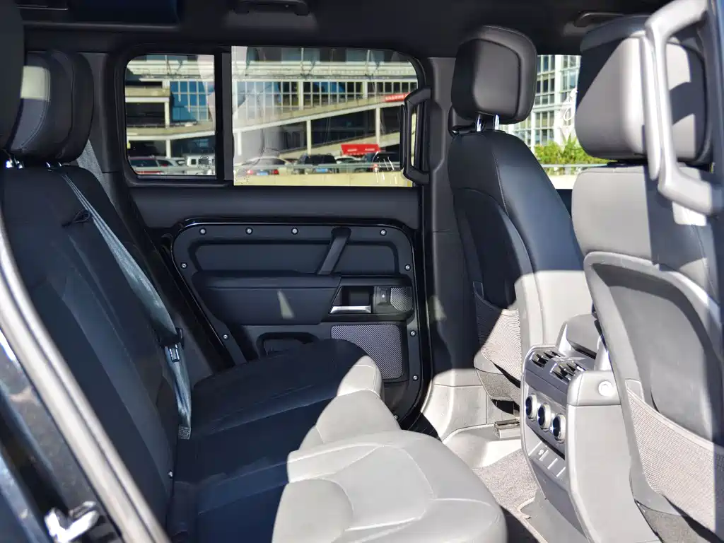 Land Rover Defender 2023 — фото 17