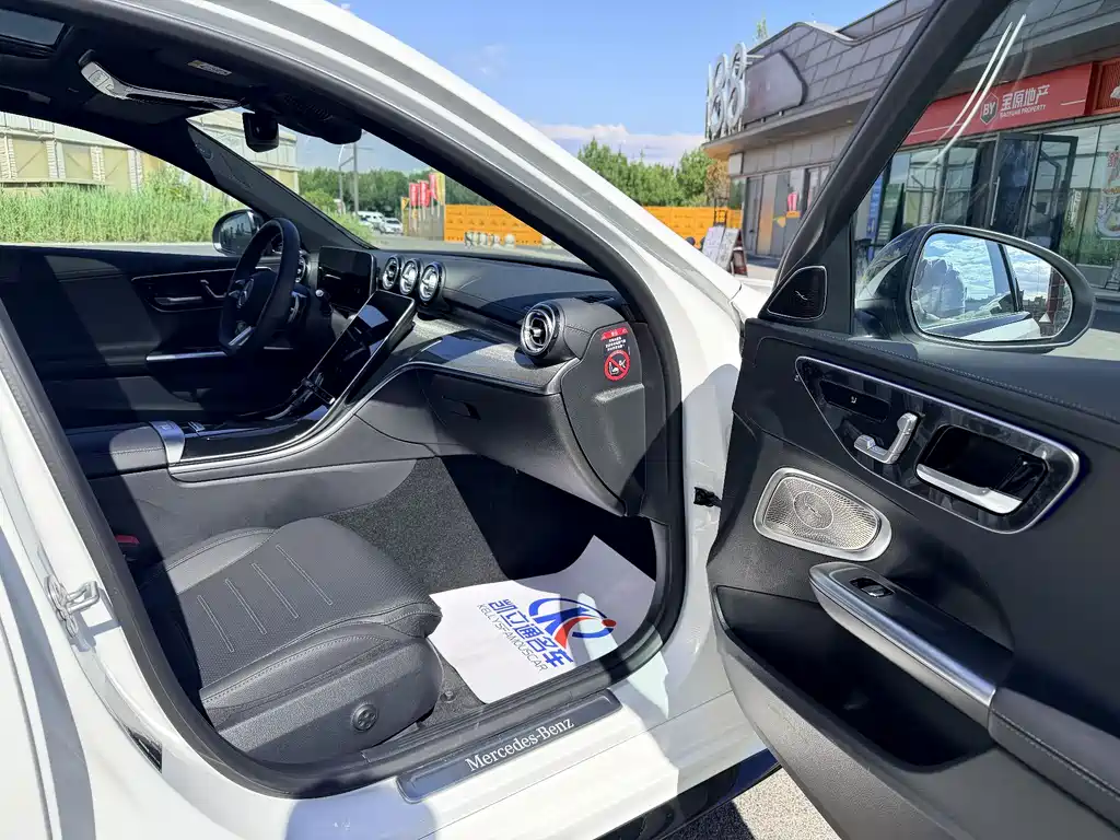 Mercedes-Benz C-Class 2025 — фото 11