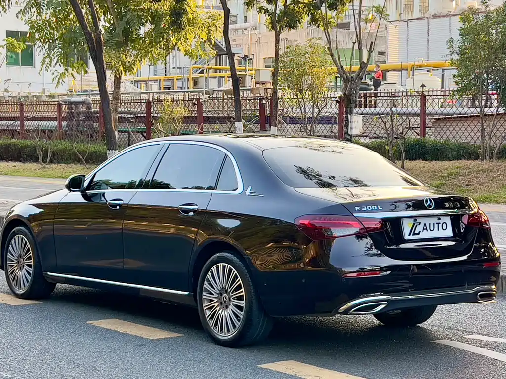Mercedes-Benz E-Class 2023 — фото 5