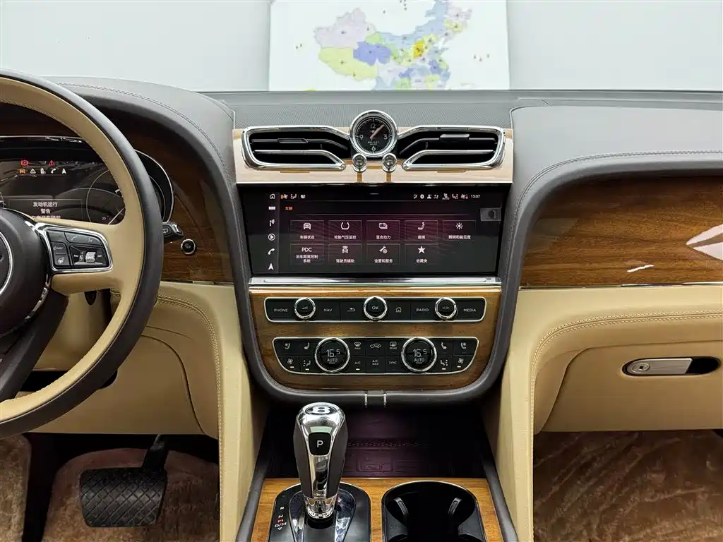Bentley Bentayga Plug-In Hybrid 2021 — фото 11