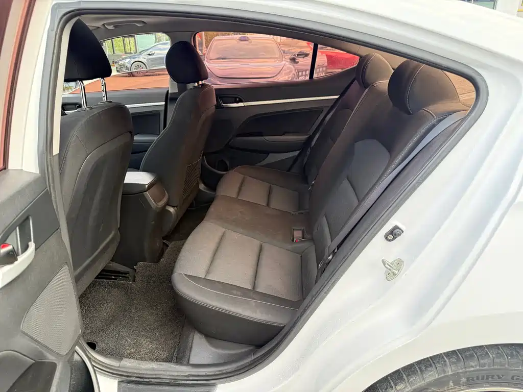 Hyundai Elantra 2018 — фото 8