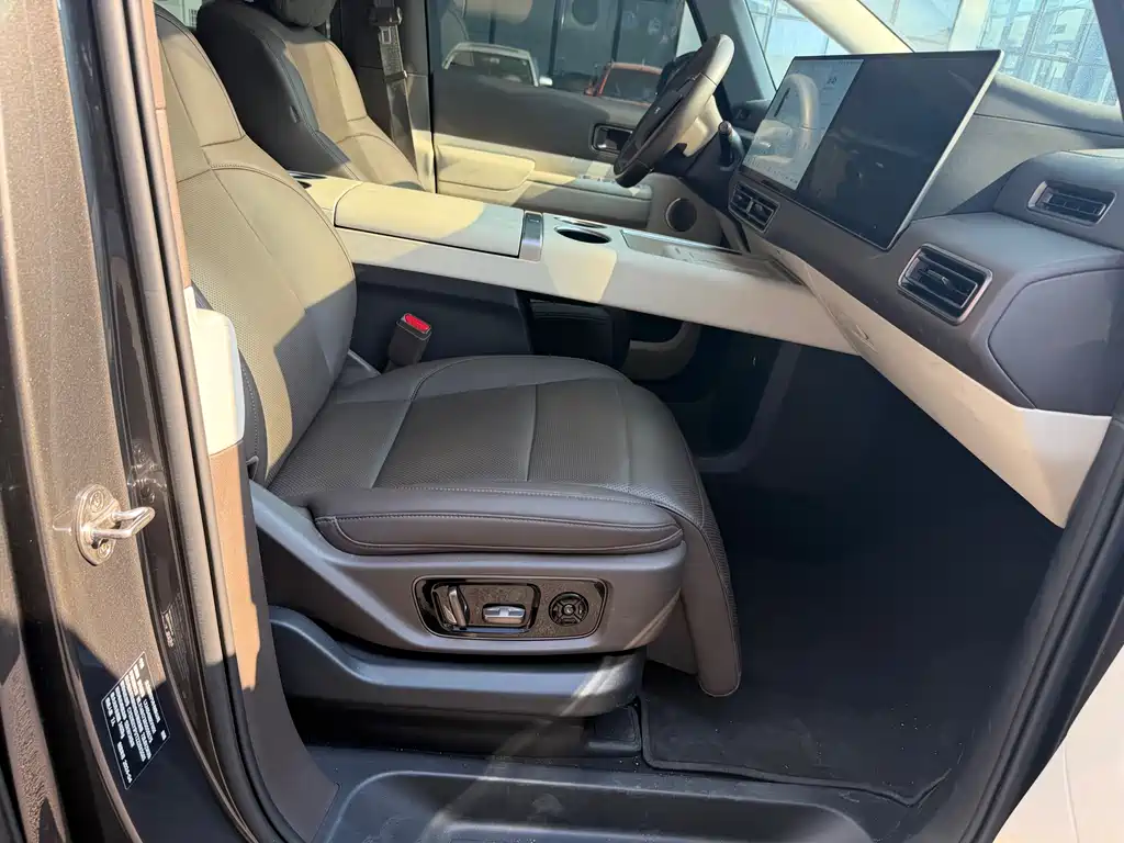 Li Auto Li MEGA 2025
