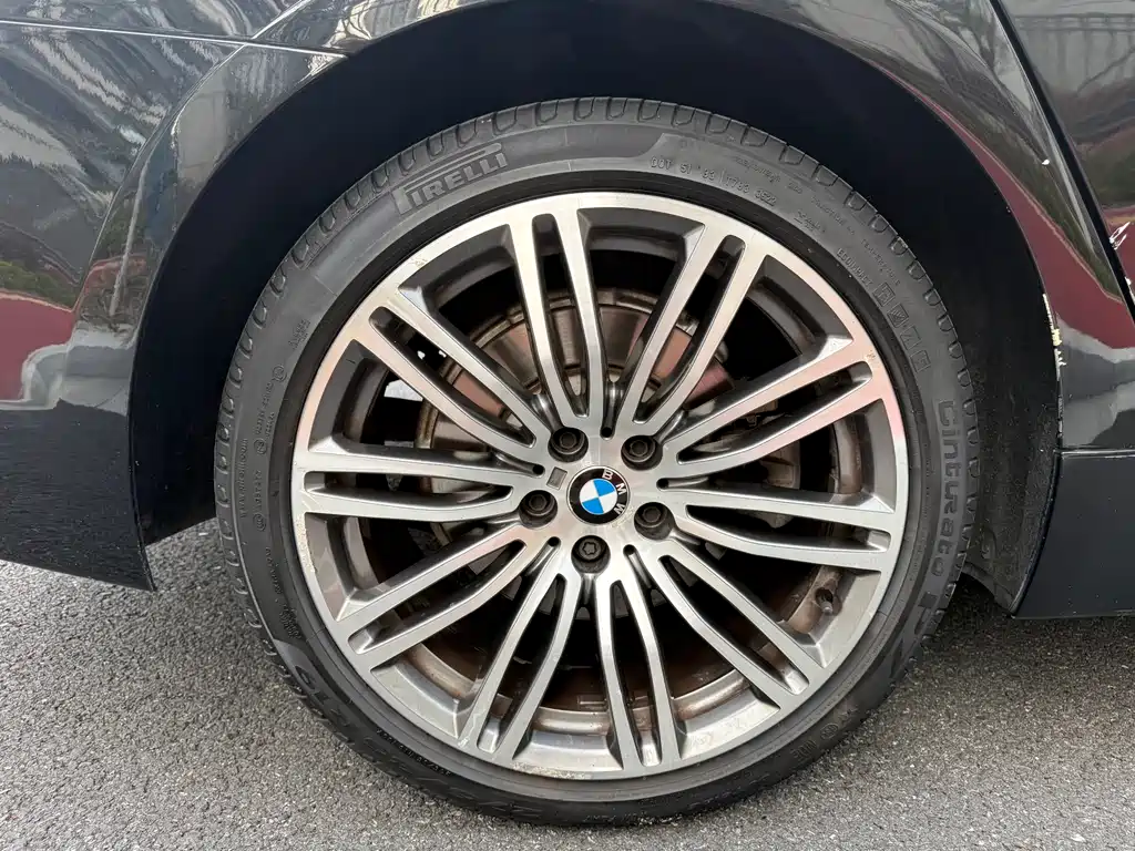 BMW 5 Series 2018 — фото 15