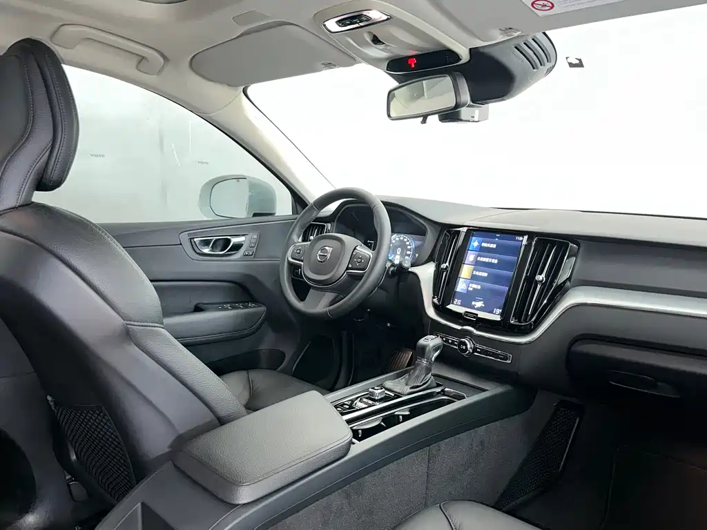 Volvo XC60 2019 — фото 16