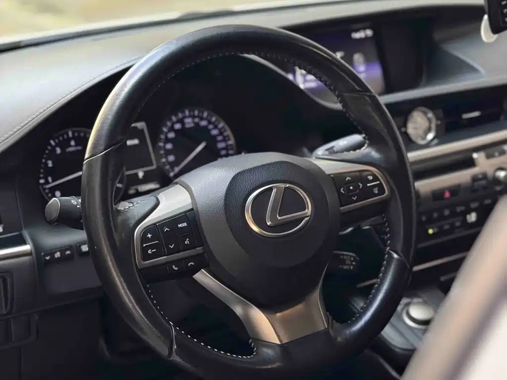 Lexus ES 2017 — фото 10