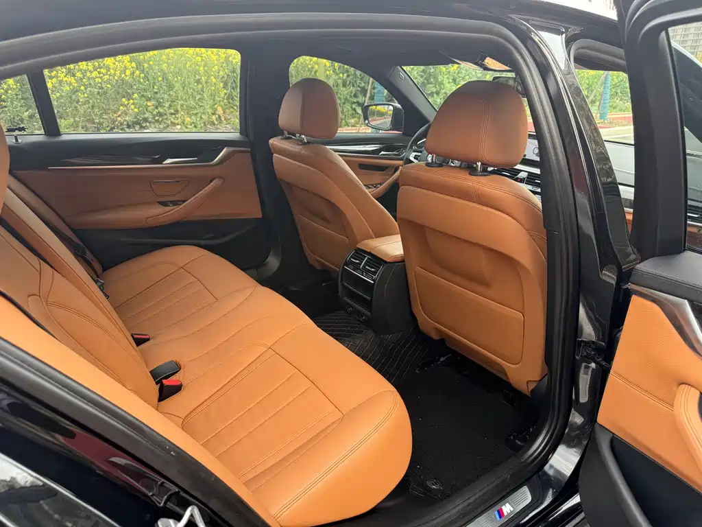 BMW 5 Series 2018 — фото 11