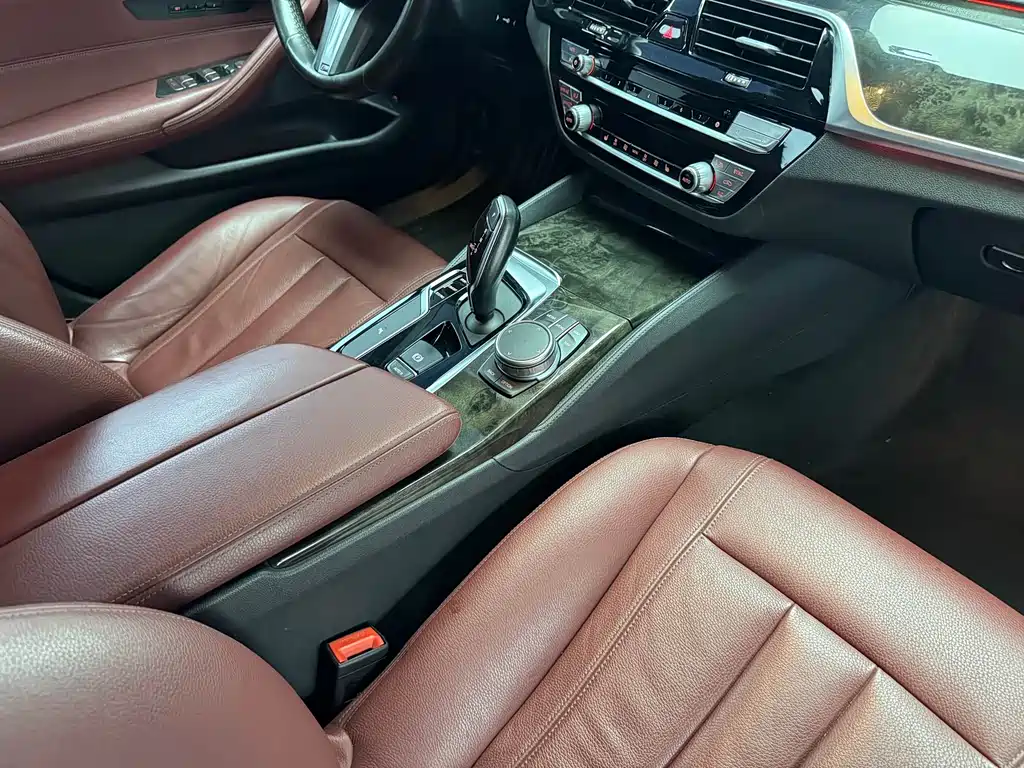 BMW 5 Series 2019 — фото 18