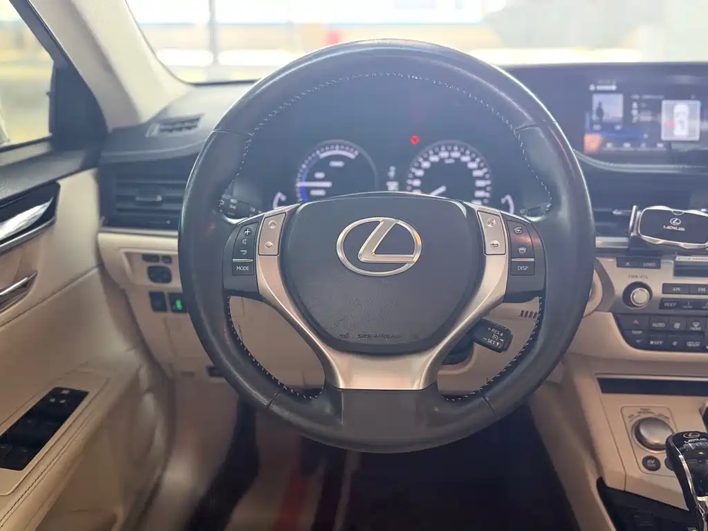 Lexus ES 2014 — фото 11