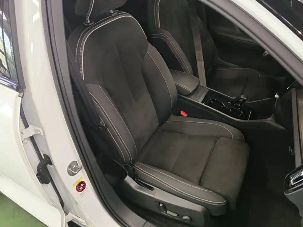 Volvo XC40 New Energy 2023 — фото 25