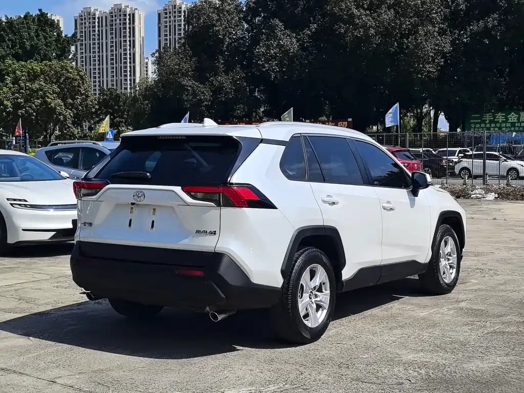 Toyota RAV4 2024 — фото 13