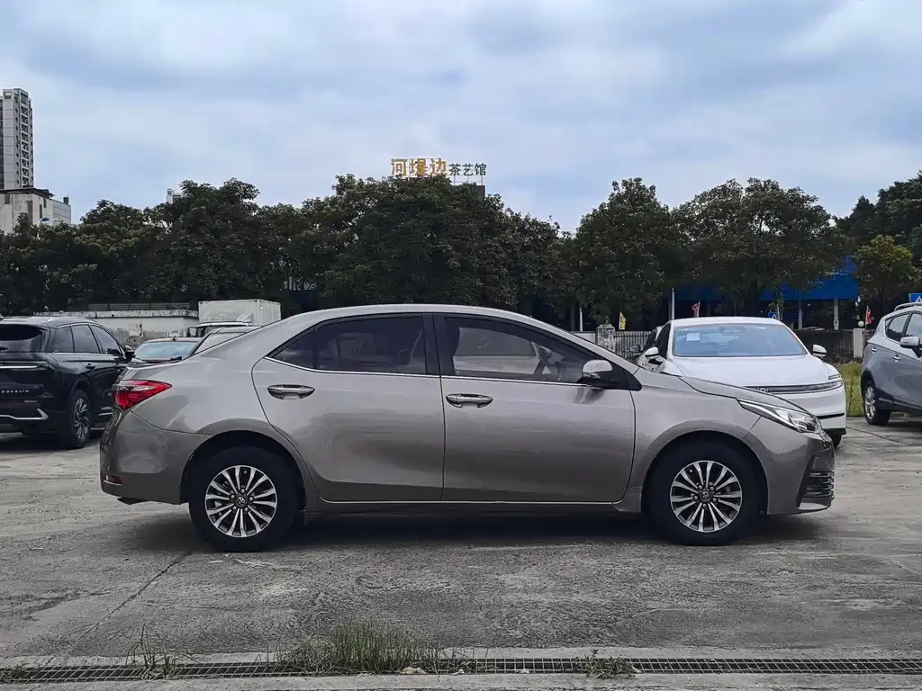 Toyota Corolla 2018 — фото 10