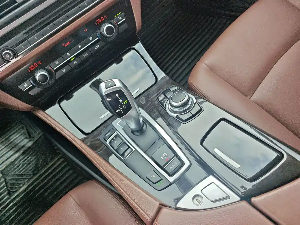 BMW 5 Series 2016 — фото 9