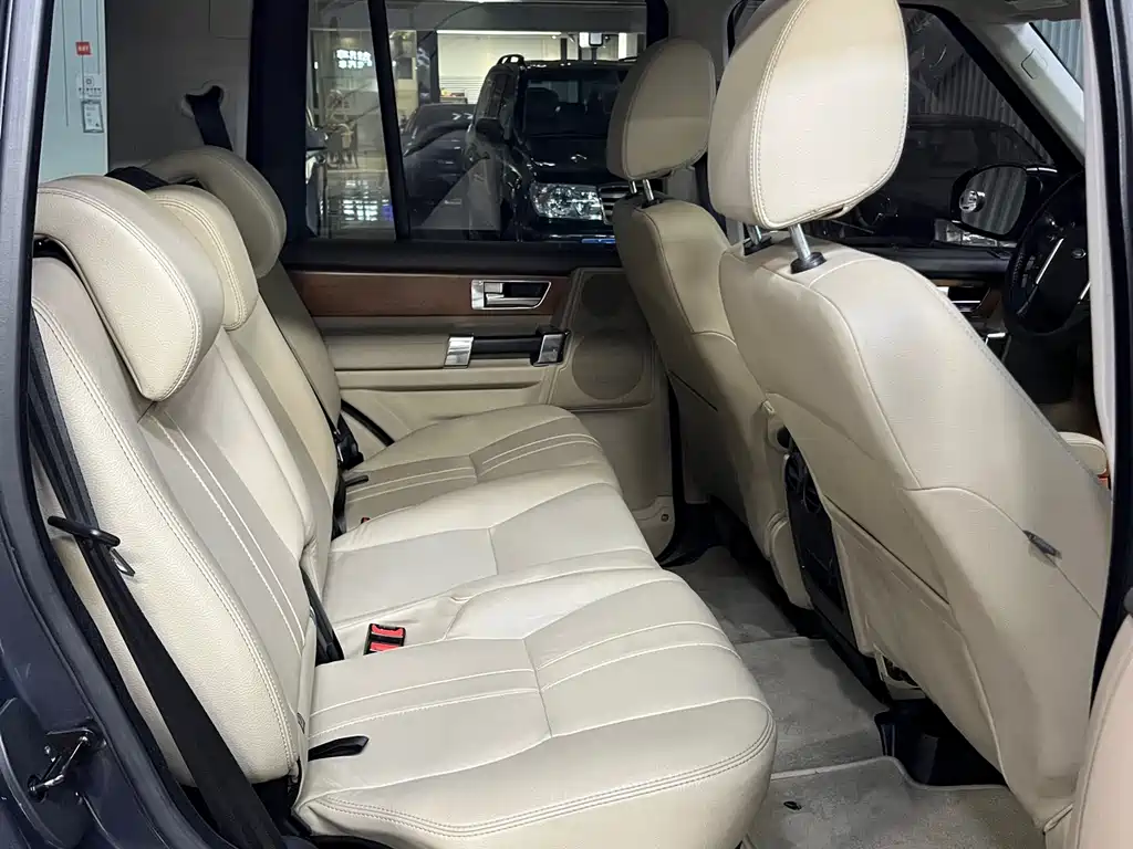Land Rover Discovery 2015 — фото 18