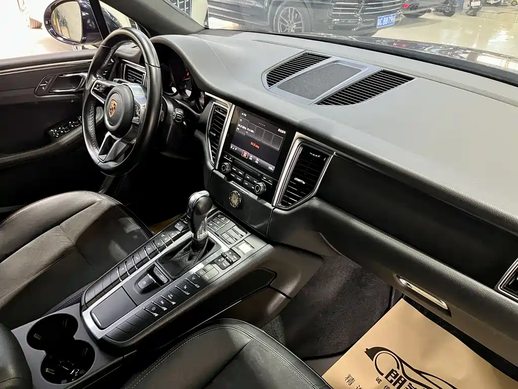 Porsche Macan 2018 — фото 10